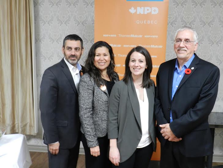 Sur la photo, de gauche à droite, Pierre Nantel, député de Longueuil-Pierre-Boucher, Cecilia Macedo, présidente de l'association NPD d'Alfred-Pellan, Rosane Doré Lefebvre, députée d'Alfred-Pellan et Pierre Dionne Labelle, député de Rivière-du-Nord.