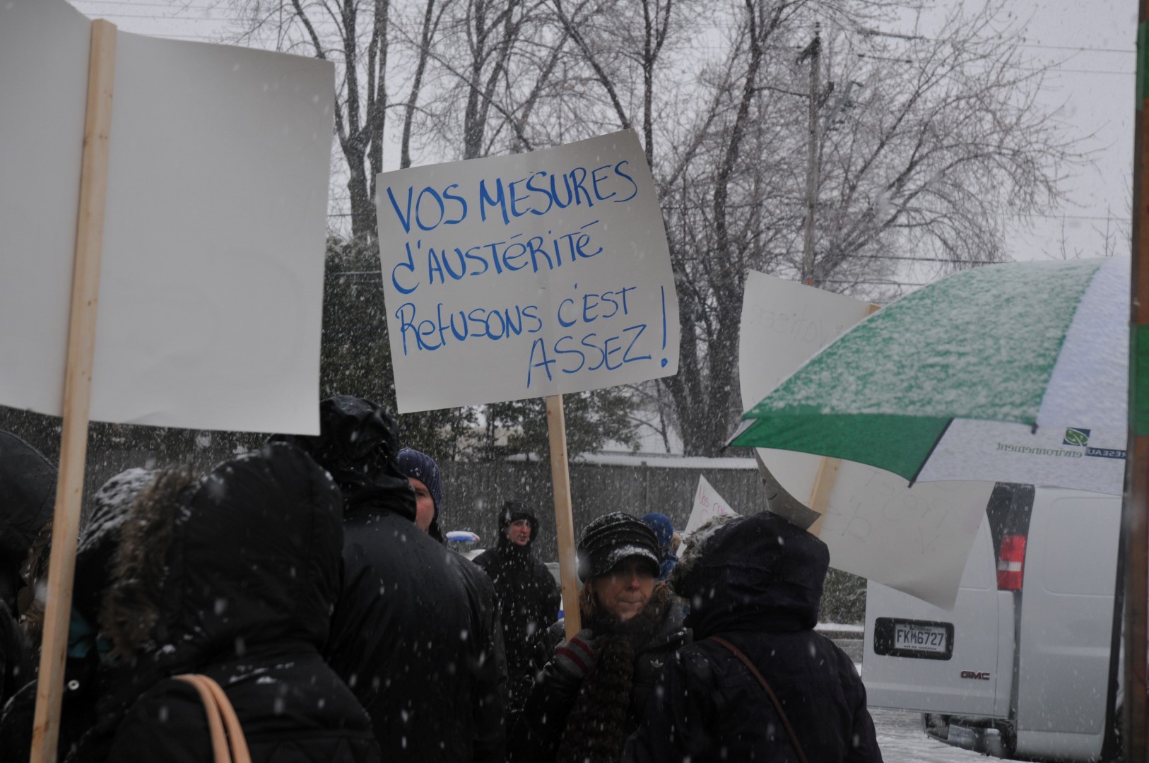 Les organismes communautaires dénoncent l’austérité en fermant leur porte