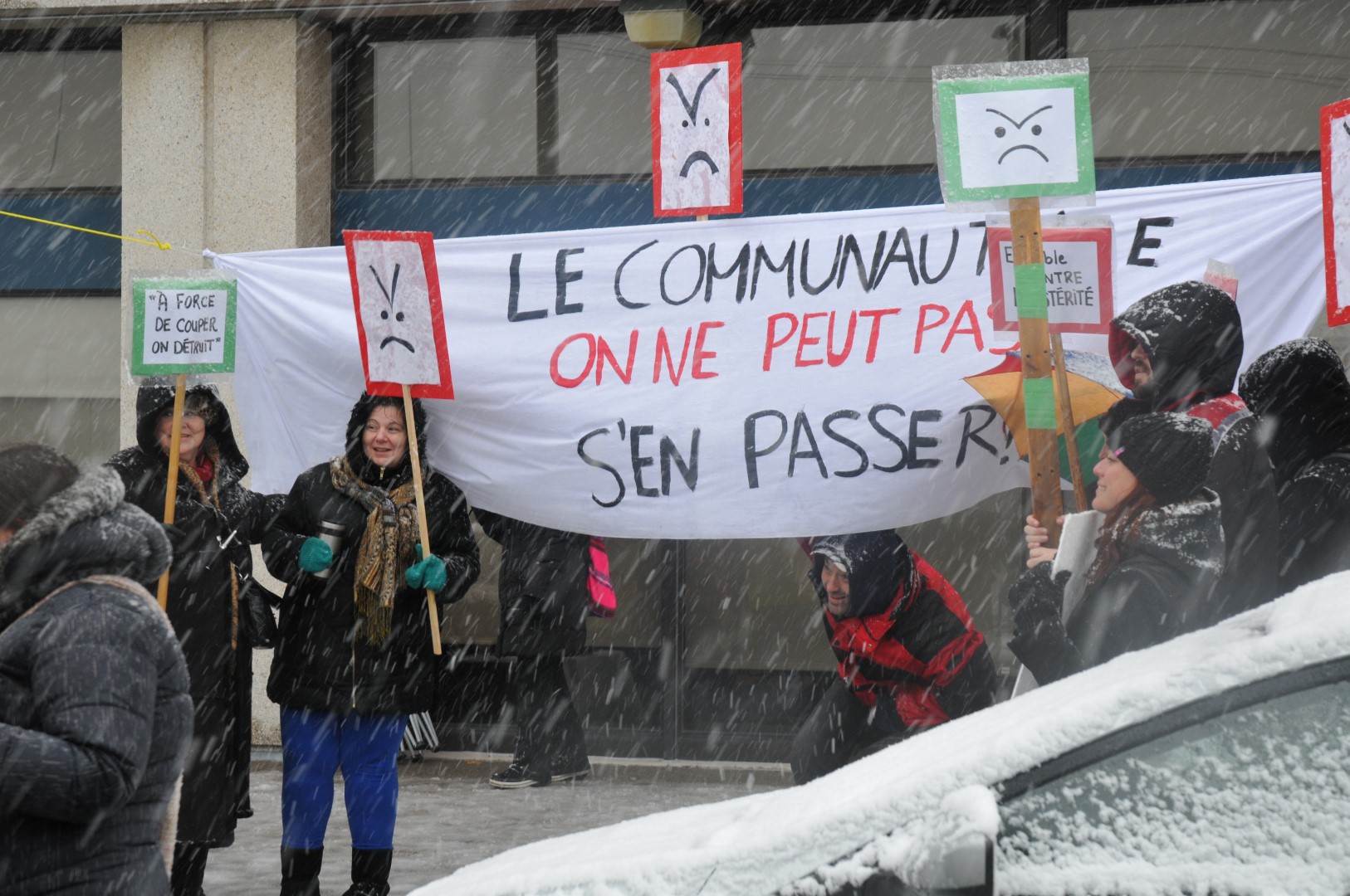 Les organismes communautaires dénoncent l’austérité en fermant leur porte