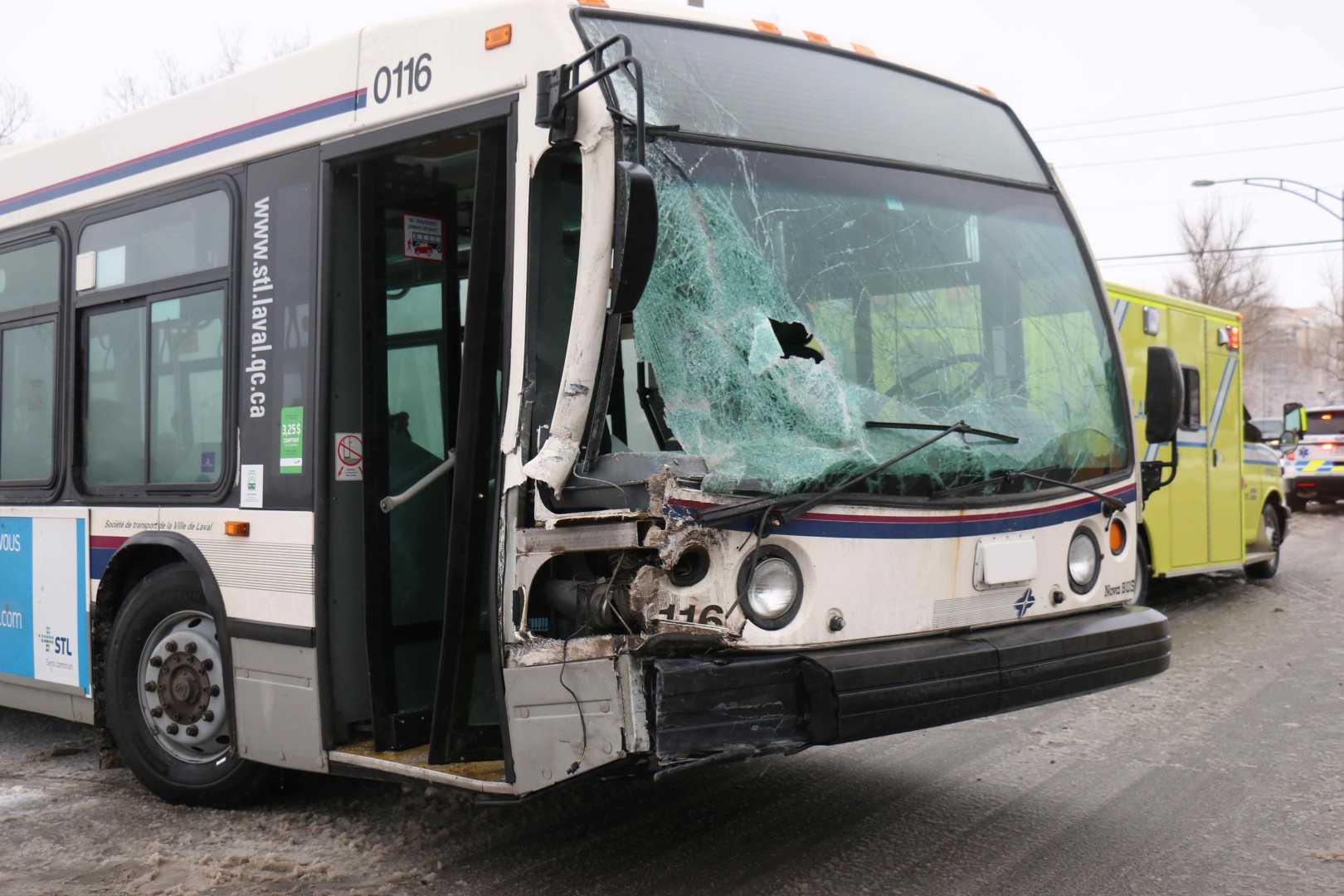 Collision entre un autobus de la STL et un poids lourd