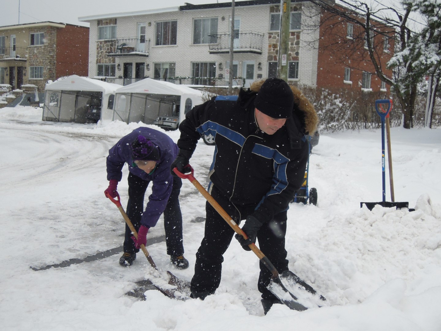 Michel et Patrick sont venus de Montréal pour déneiger.