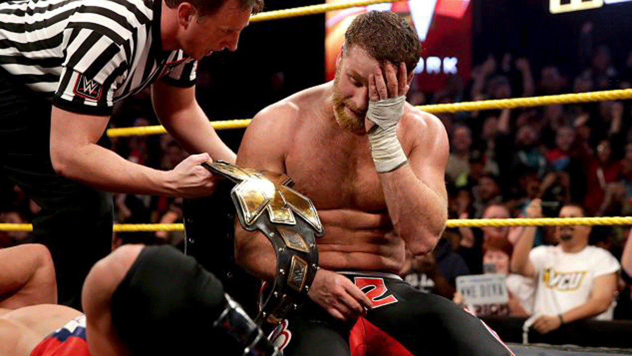 Sami Zayn était visiblement émotif lorsque l'arbitre lui a donner sa ceinture