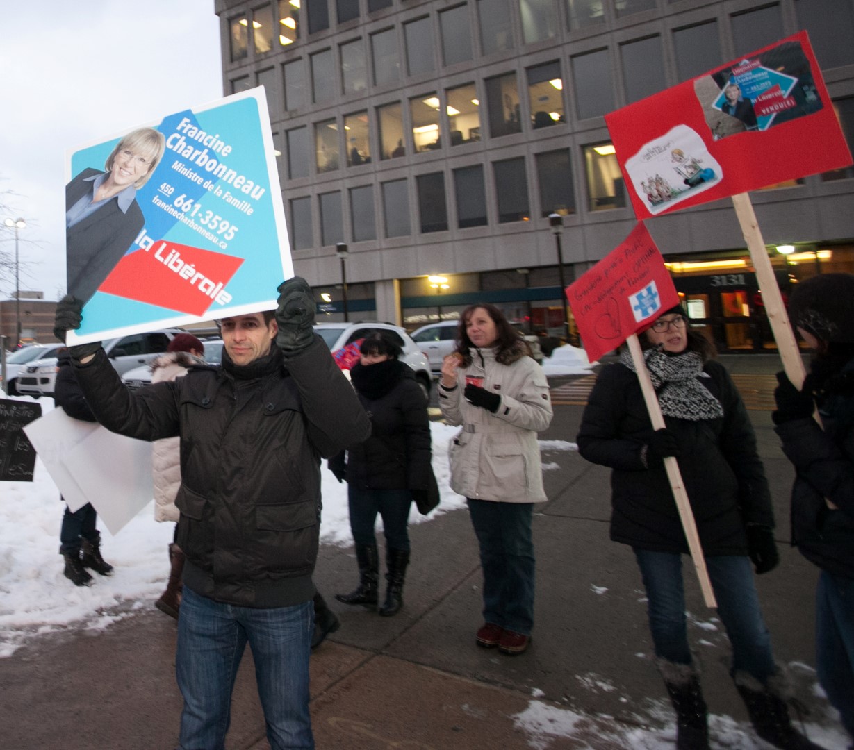 Les CPE ont manifesté devant les bureaux de la ministre Charbonneau