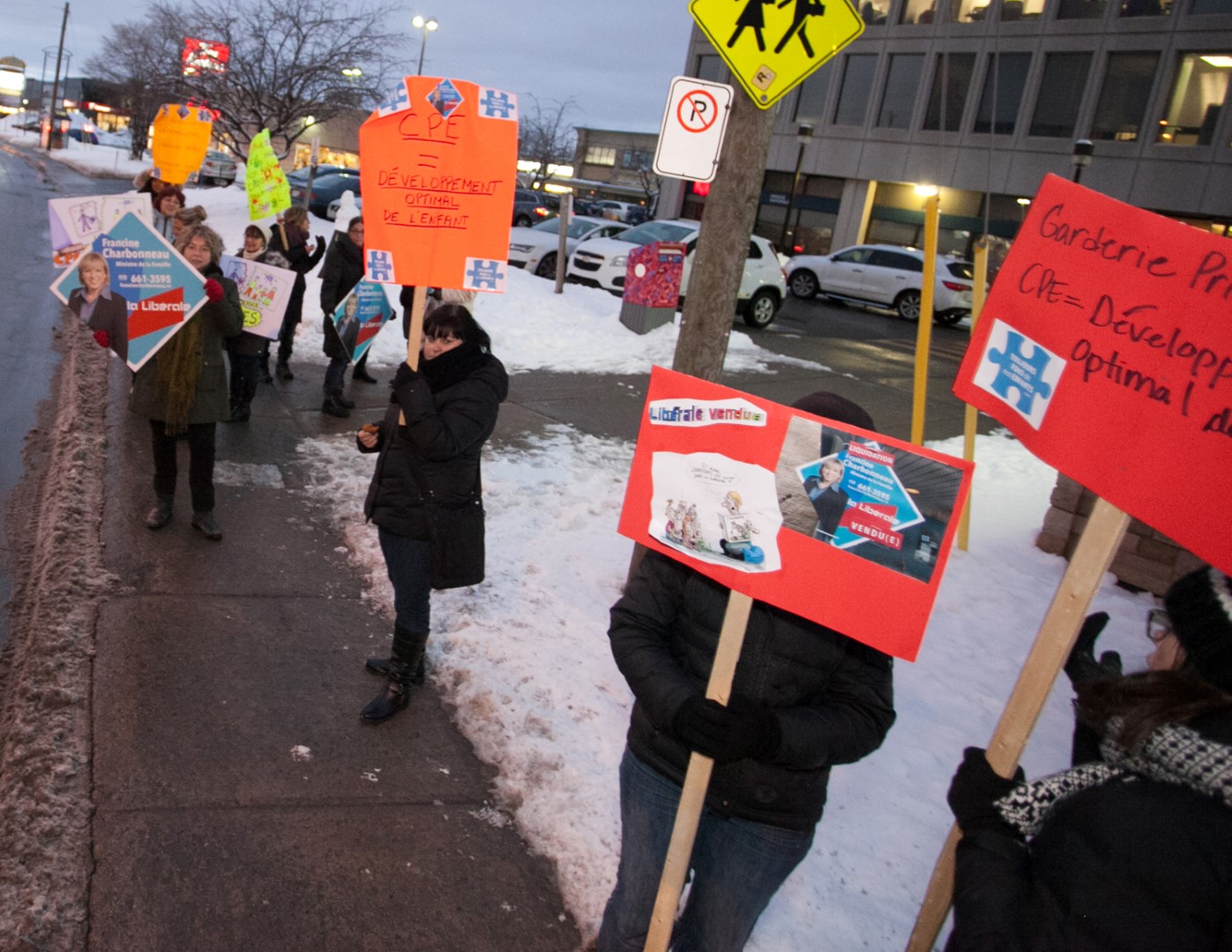 Les CPE ont manifesté devant les bureaux de la ministre Charbonneau