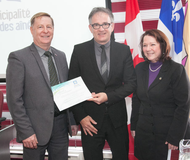 La Ville a de Laval a officiellement été reconnue Municipalité amie des aînés. Sur la photo, le maire de Laval, Marc Demers, le ministre de la Santé et des Services sociaux, Réjean Hébert, et la députée de Sainte-Rose, Suzanne Proulx. 