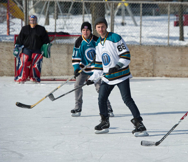 <p>Le jeune député de Laval-des-Rapides, Léo Bureau-Blouin, a laissé temporairement l’arène politique pour la patinoire, samedi 8 février 2014 à l’occasion de la partie de hockey qu’il organise chaque année et à laquelle il invite les citoyens de sa circonscription.</p><p>MARTIN ALARIE/L'ÉCHO DE LAVAL/AGENCE QMI