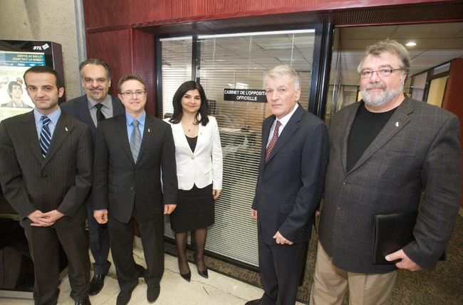 Action Laval, le parti d’opposition au conseil municipal, a inauguré mardi ses locaux à l’Hôtel de Ville de Laval. Sur la photo, les attachés politiques Nayef Mustapha et Emilio Migliozzi, les conseillers municipaux Paolo Galati et Aglaïa Revelakis, le chef d'Action Laval Jean-Claude Gobé et le chef de cabinet de l'opposition, Jean Desautels.