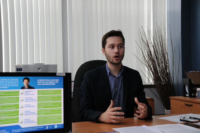 Léo Bureau-Blouin a présenté lundi un dépliant illustrant ses réalisations qui sera distribué aux électeurs de Laval-des-Rapides dans les prochains jours.