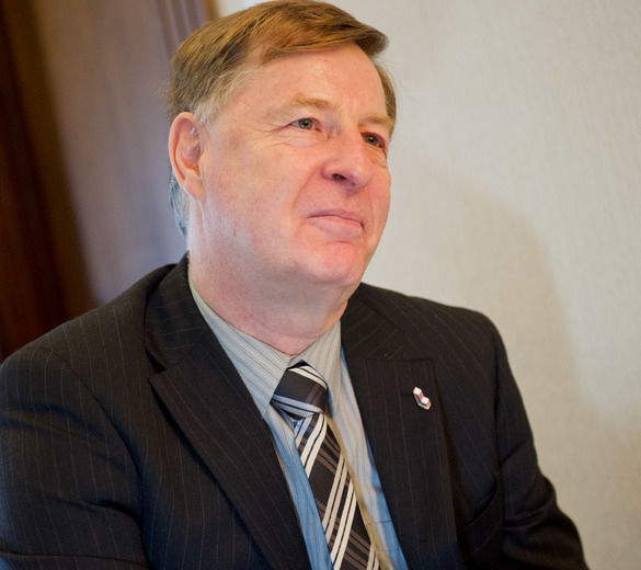 Les députés libéraux de Laval, trouve que le maire de la ville, Marc Demers a trop de chapeaux. 