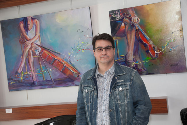 «J’ai toujours voulu être musicien, mais je n’ai jamais eu le don pour la musique, explique l’artiste. Par contre, j’ai la dextérité pour le pinceau et les couleurs, et l’habileté de mettre de la couleur au son.»