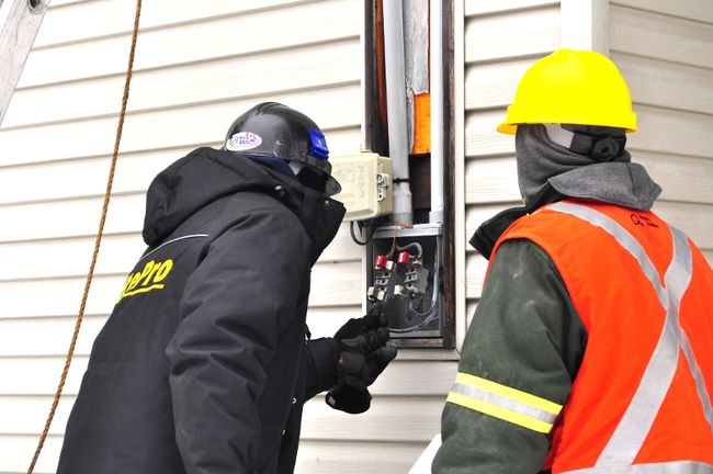 Des travailleurs installent un compteur intelligent d'Hydro-Québec. La Ville de Laval dénonce les situations "d'intimidation" dont ont fait face certains Lavallois lorsqu'ils ont refusé qu'on installe un nouveau compteur dans leur demeure.