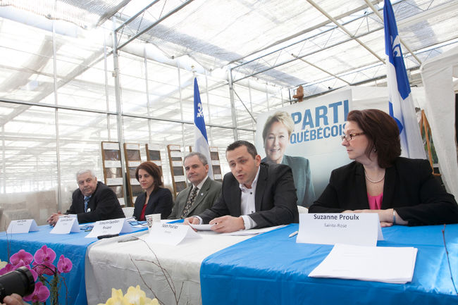 Les candidats péquistes de Laval, ont dévoilé, mardi matin, leurs engagements en matière de prospérité. Sur la photo, de gauche à droite, Jean Cooke (Chomedey), Djemila Benhabib (Mille-Îles), François-Gycelain-Rocque (Fabre), Jean Poirier (Vimont) et Suzanne Proulx (Sainte-Rose).