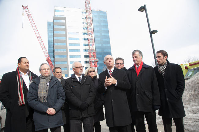Martin Coiteux, Carlos Leitao et Jacques Daoust, entourés des six candidats libéraux de Laval, étaient de passage sur l'île Jésus mercredi.