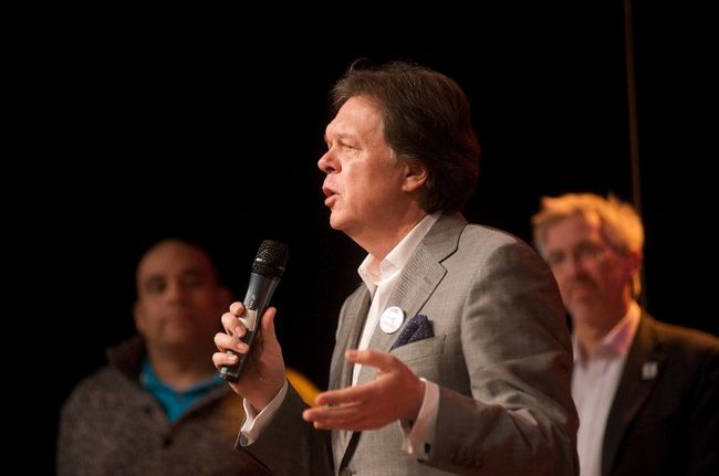 Le candidat de la CAQ dans Vimont, Joseph Dydzak, a pris la parole lors d’une visite à la Résidence les Marronniers afin de présenter la plateforme économique de son parti. Également sur la photo : Christopher Skeete, candidat dans Fabre, et Sylvain Loranger, candidat dans Mille-Îles.