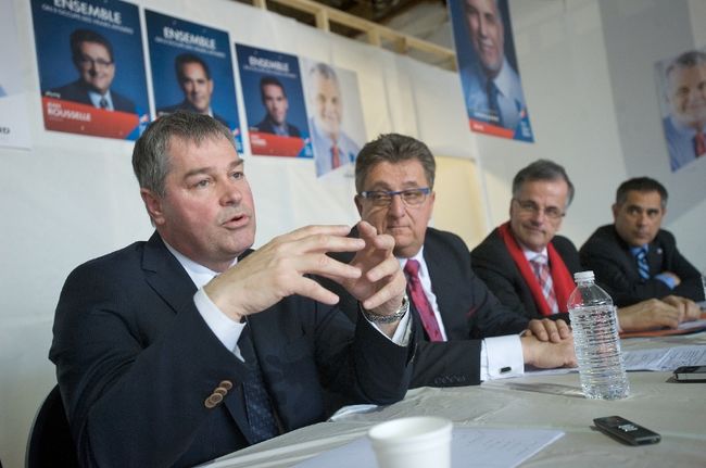 Yves Bolduc a annoncé mercredi que son parti voulait désengorger les urgences en ouvrant 50 super-cliniques partout au Québec.
