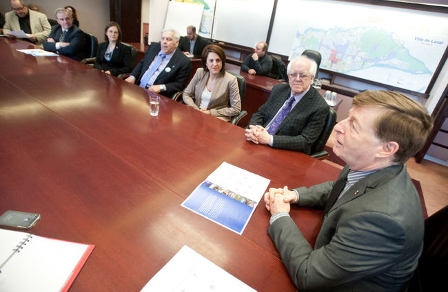 Le maire de Laval, Marc Demers, a rencontré les candidats péquistes pour les sensibiliser à ses attentes.
