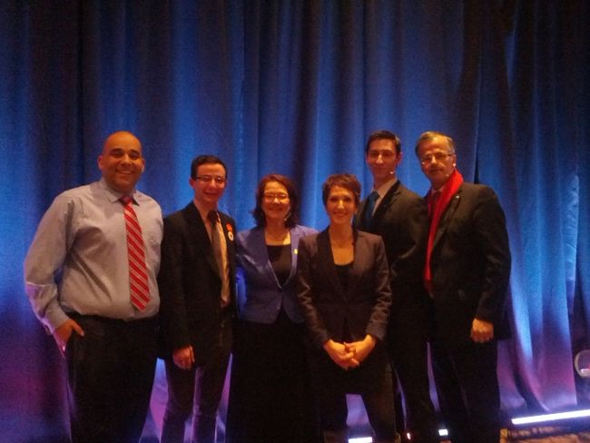 Christopher Skeete (Coalition avenir Québec), Nicolas Chatel Launay (Quebec solidaire), Suzanne Proulx (Parti québécois), Bruno Forget (Option nationale) et Guy Ouellette (Parti libéral) entourent la modératrice du débat, Julie Drolet.