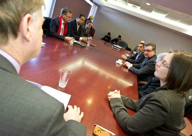 Les candidats libéraux Guy Ouellette (Chomedey), Saul Polo (Laval-des-Rapides), Jean Habel (Sainte-Rose), Francine Charbonneau (Mille-Îles), Gilles Ouimet (Fabre) et Jean Rousselle (Vimont) ont rencontré le maire Marc Demers, mardi matin.