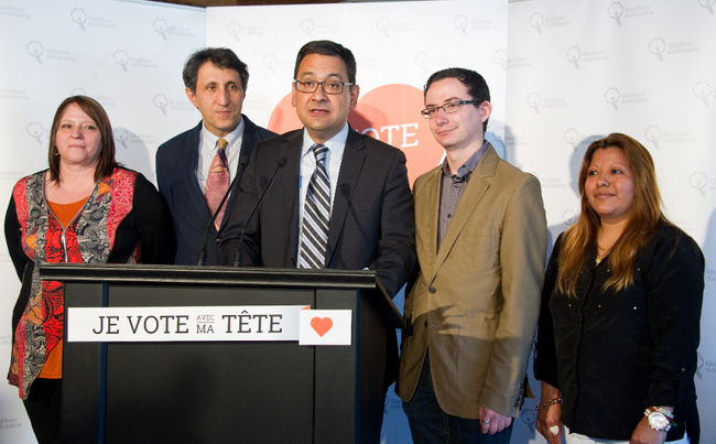 Entourés de leur candidate dans Mille-Îles, Anik Paradis, de leur candidat dans Laval-des-Rapides, Nicolas Chatel Launay, et leur candidate dans Vimont, Melbi Jeanina Moran, le co-fondateur de Québec solidaire, Amir Khadir, et le co-porte-parole du parti, André Fontecilla, ont dévoilé leurs engagements en terme d'immigration à Laval, le 3 avril 2014.
