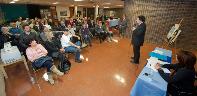Une cinquantaine de partisans de la charte de la laïcité ont assisté, mercredi soir, à une présentation faite par l’architecte du document, Bernard Drainville, et la candidate du Parti québécois (PQ) dans Mille-Îles, Djemila Benhabib.