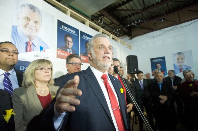 Philippe Couillard est venu encourager ses troupes de Sainte-Rose et Vimont, vendredi matin.