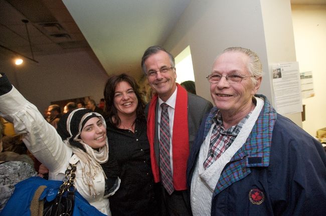 Le député libéral Guy Ouellette célébrant avec des militants.