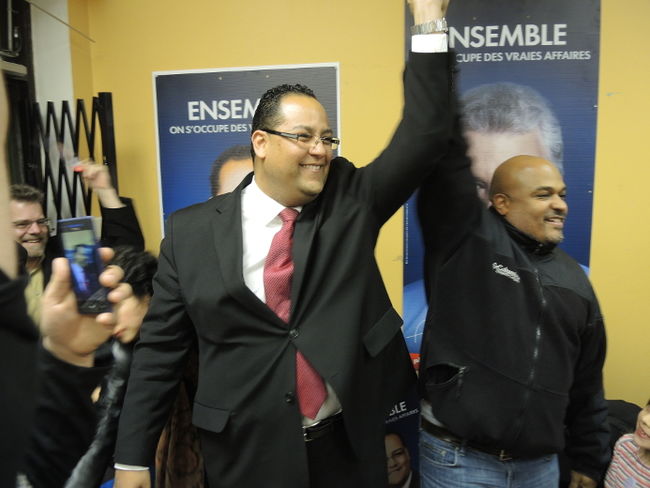 Le président du Parti libéral du Québec, Saul Polo, fait son entrée à son local électoral après avoir vaincu Léo Bureau-Blouin lors du scrutin.