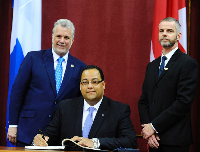 Sur la photo, Saul Polo accompagné de Philippe Couillard