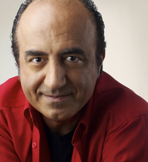 Pour les 90 ans de Charles Aznavour, Serge Bédrossian montera le 31 mai sur la scène de la salle Claude-Léveillée, à la Place des Arts, pour interpréter les grands succès qui ont fait du plus célèbre des Arméniens un monument de la chanson française.