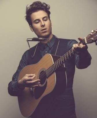 L’artiste québécois Bobby Bazini partagera la scène avec Magic! et Maroon 5 le 21 juin prochain, lors de la 10e édition du Mondial Loto-Québec de Laval.