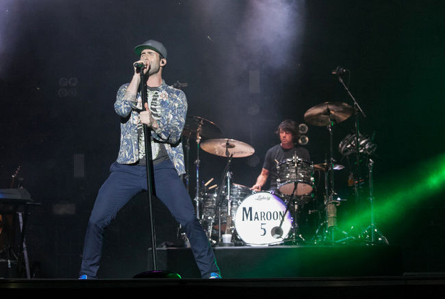 Maroon 5 a pris d'assaut la scène du Mondial Loto-Québec de Laval en électrisant la foule grâce à ses nombreux succès.