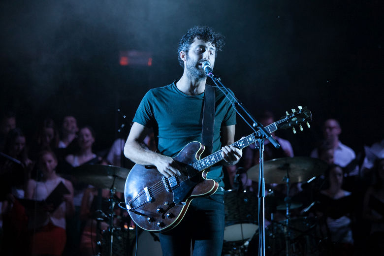 Le chanteur a conquis le public avec ses chansons rocks accrocheuses et ses textes recherchés. Le coach de La Voix surfe sur une véritable vague de popularité depuis sa participation à l'émission.