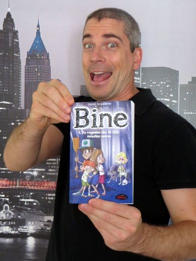 En sortant de l’école nationale de l’humour, Daniel Brouillette a eu envie d’écrire un livre à saveur humoristique que ses anciens élèves auraient aimé lire