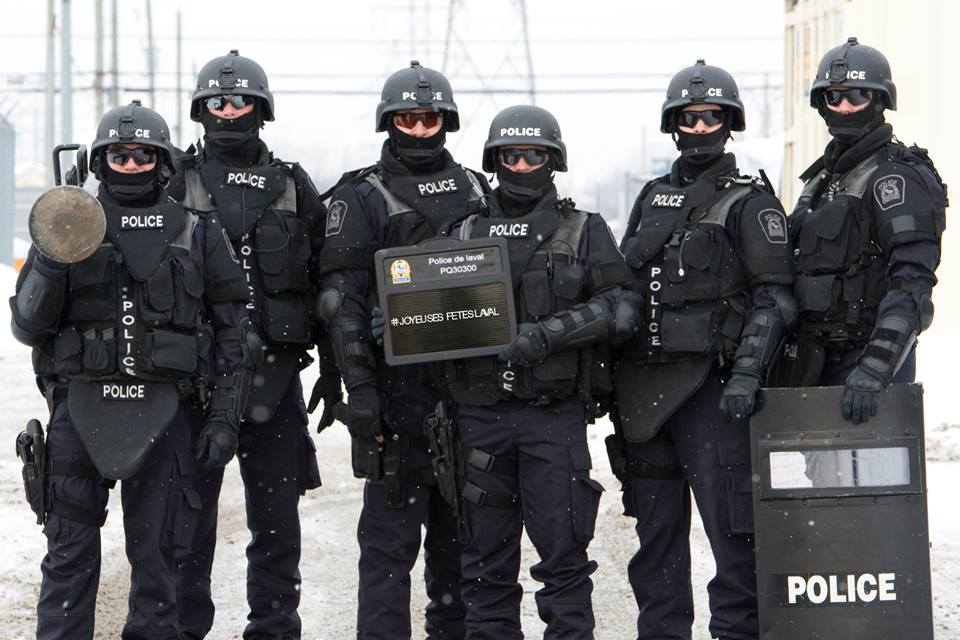 Cette photo publiée par le Service de police de Laval à l'occasion de la nouvelle année a fait réagir les internautes.