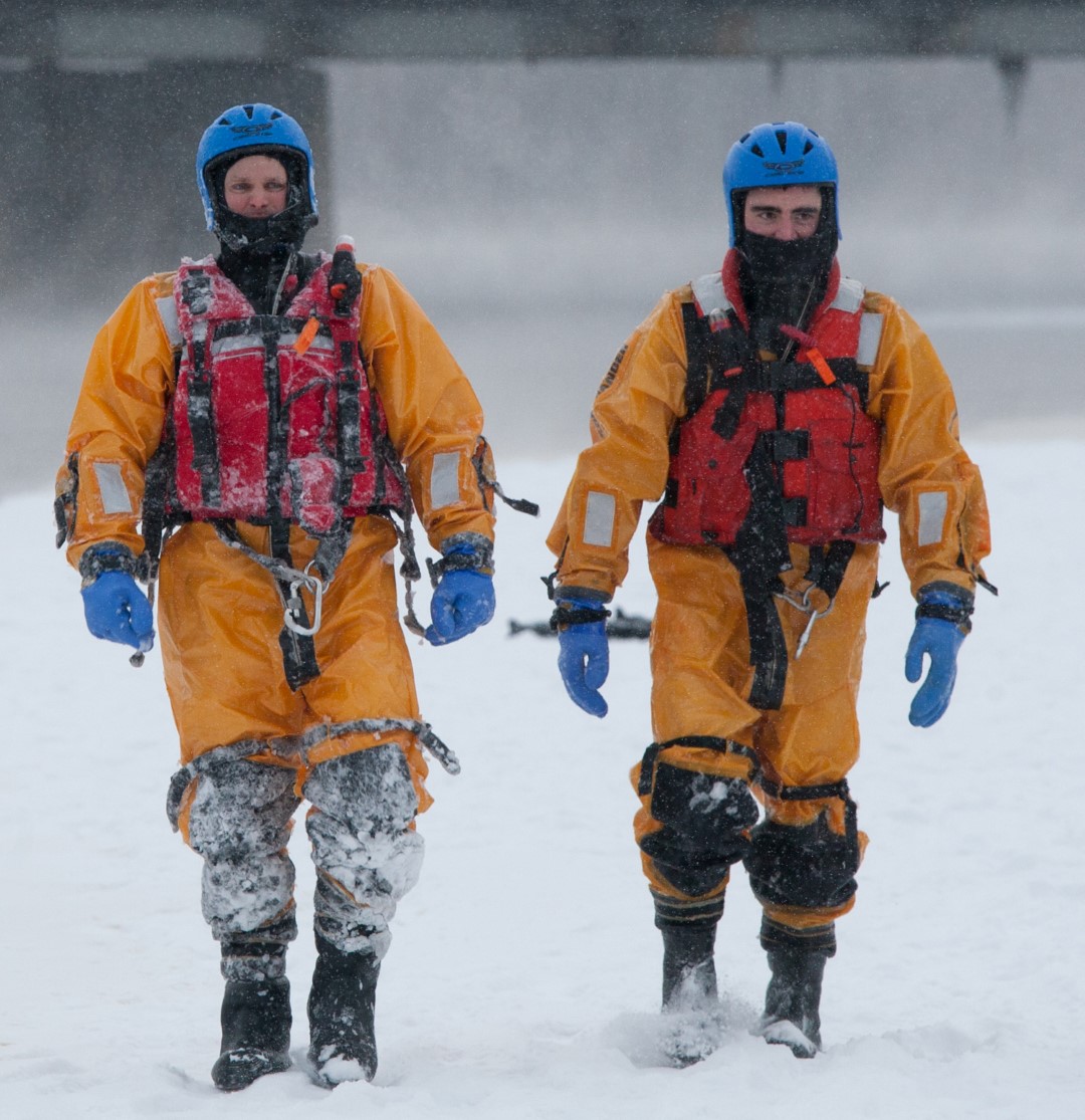 PHOTOS ET VIDÉO : Le sauvetage sur glace à Laval, une course contre la montre