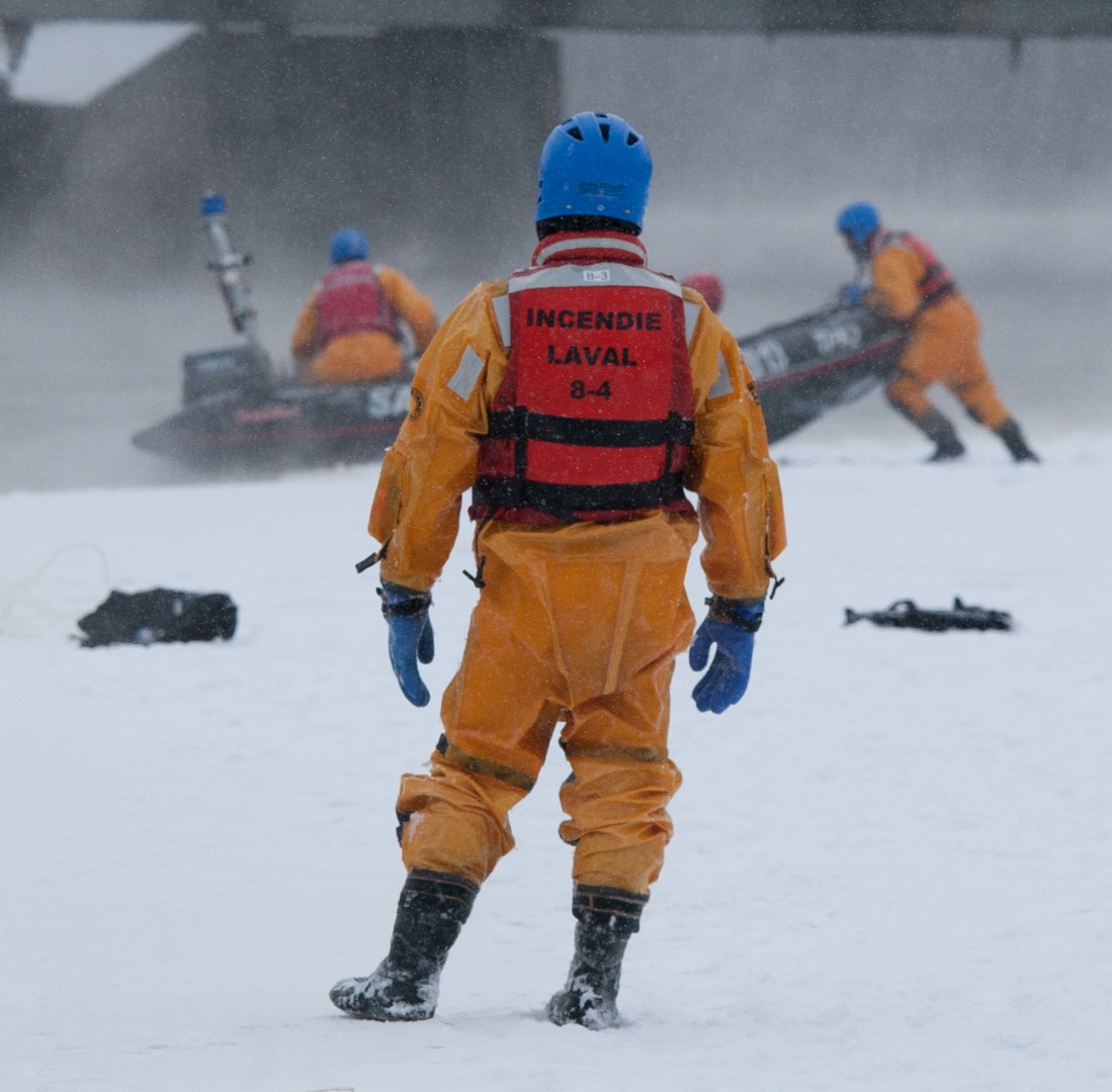 PHOTOS ET VIDÉO : Le sauvetage sur glace à Laval, une course contre la montre