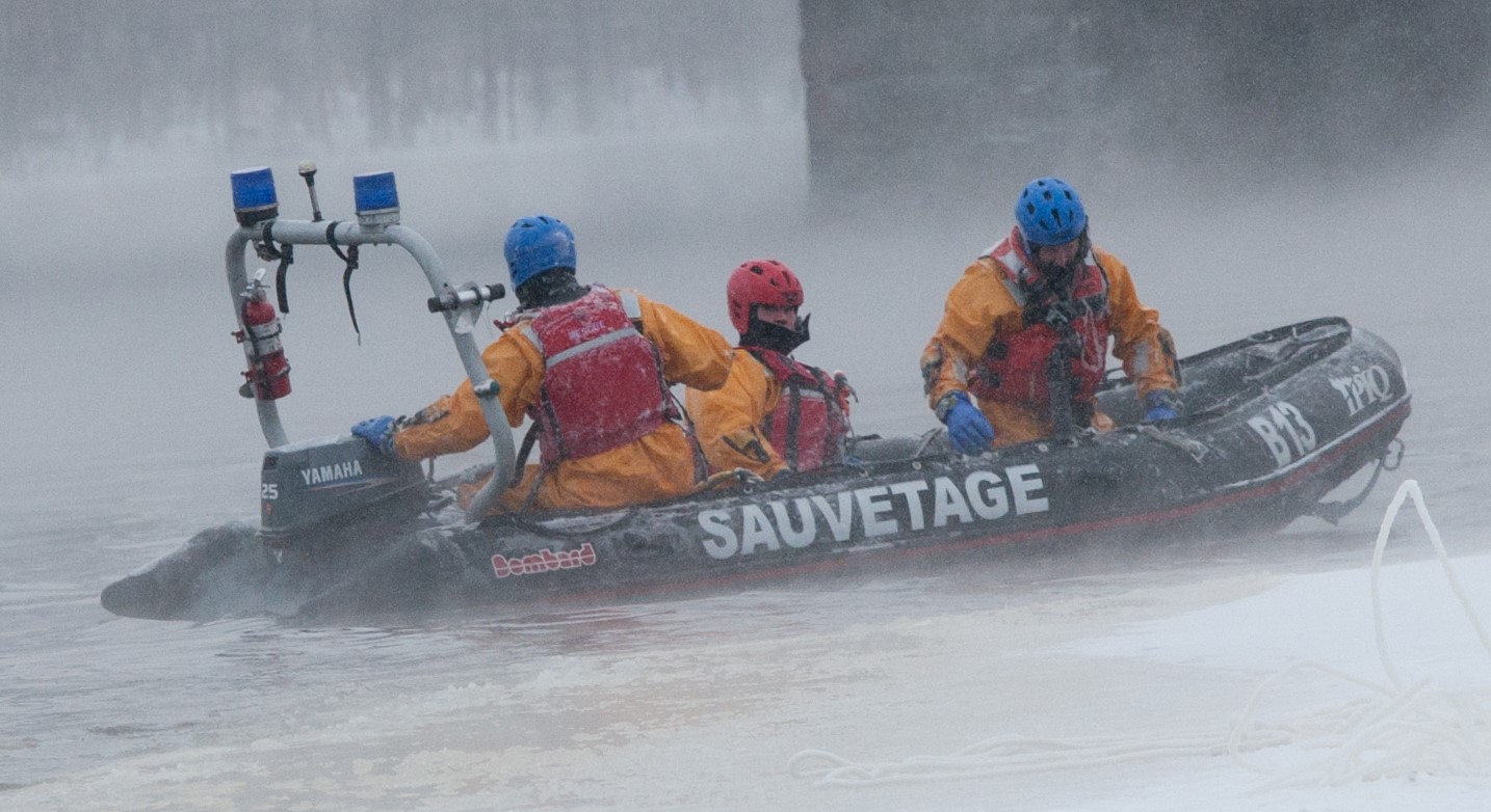 PHOTOS ET VIDÉO : Le sauvetage sur glace à Laval, une course contre la montre