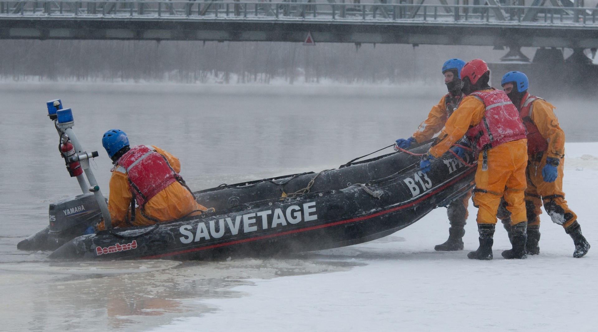 PHOTOS ET VIDÉO : Le sauvetage sur glace à Laval, une course contre la montre