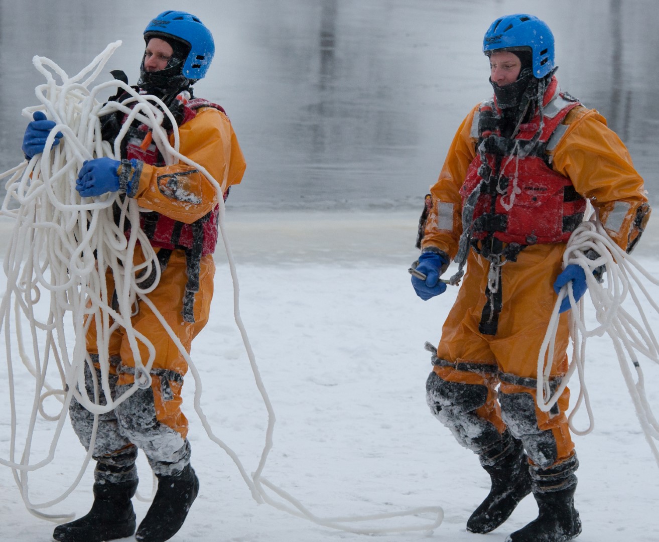 PHOTOS ET VIDÉO : Le sauvetage sur glace à Laval, une course contre la montre