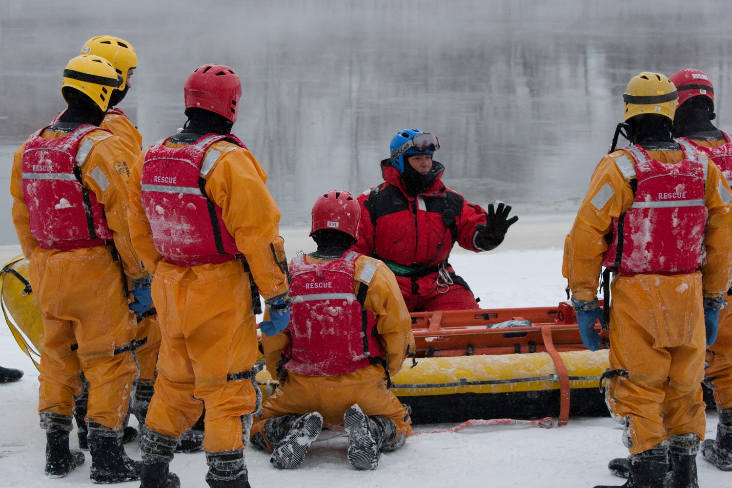 PHOTOS ET VIDÉO : Le sauvetage sur glace à Laval, une course contre la montre