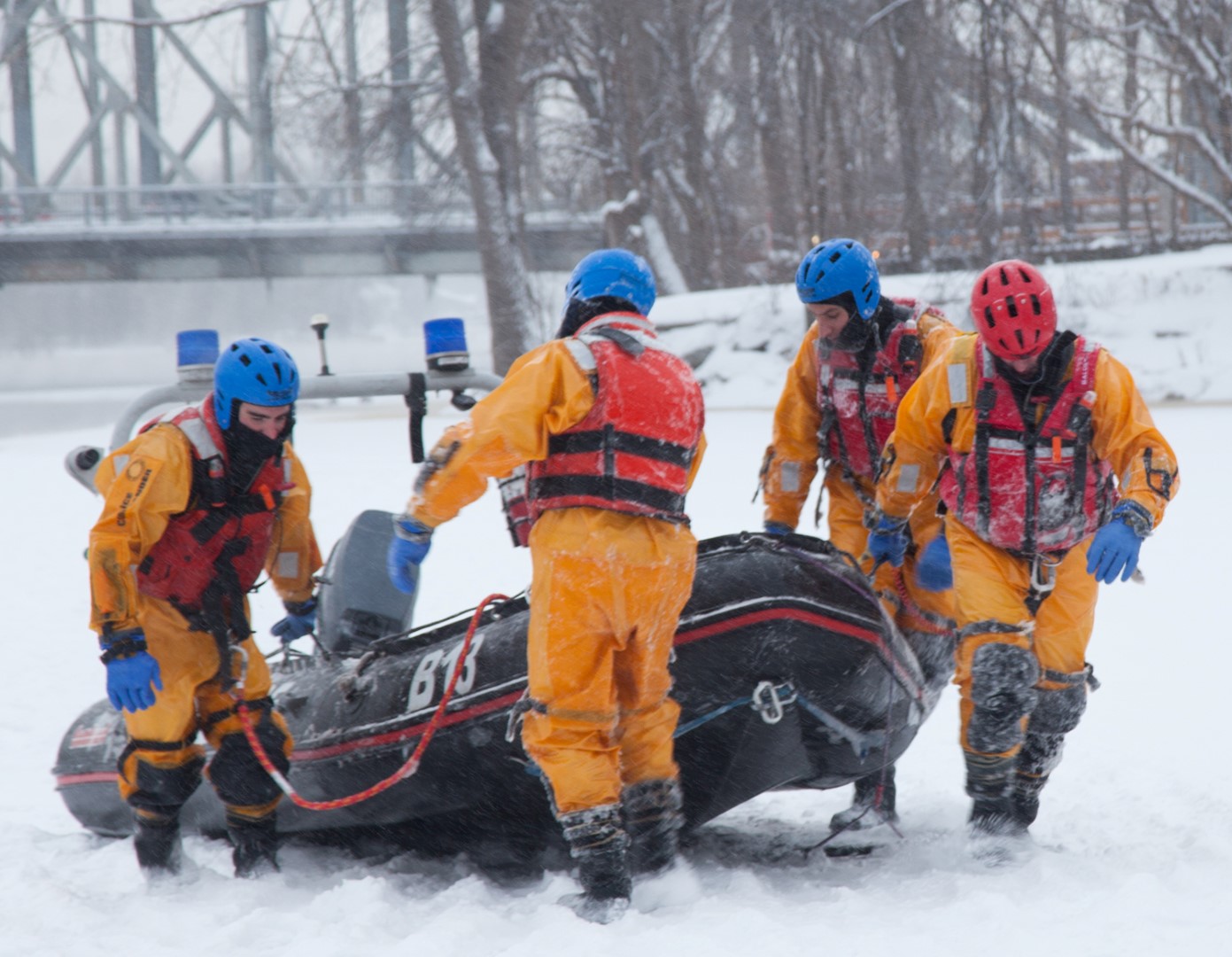PHOTOS ET VIDÉO : Le sauvetage sur glace à Laval, une course contre la montre