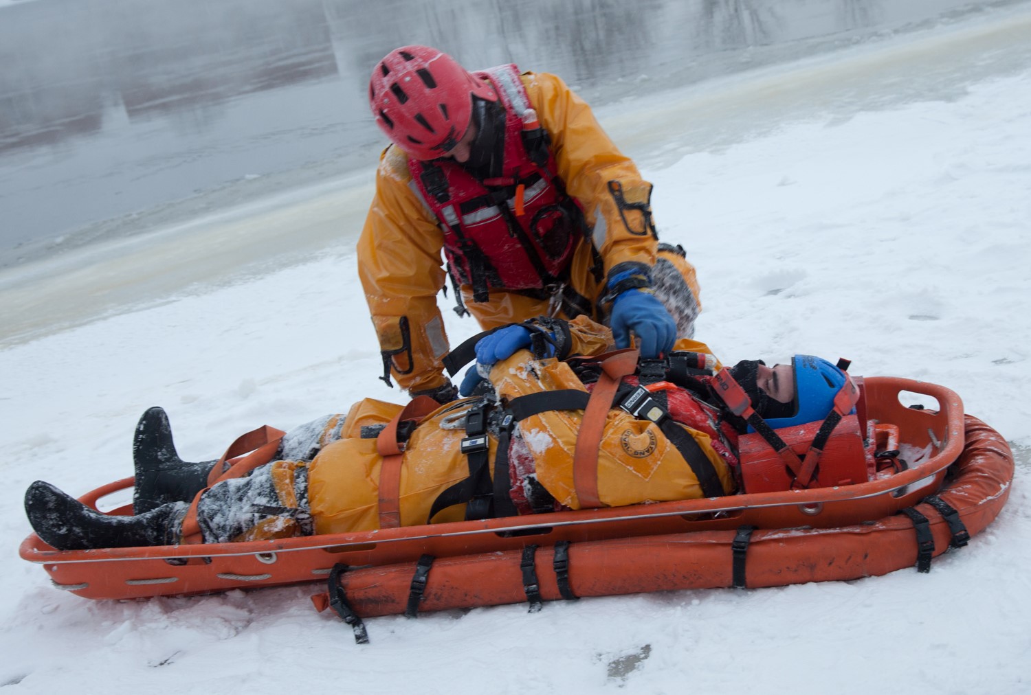 PHOTOS ET VIDÉO : Le sauvetage sur glace à Laval, une course contre la montre