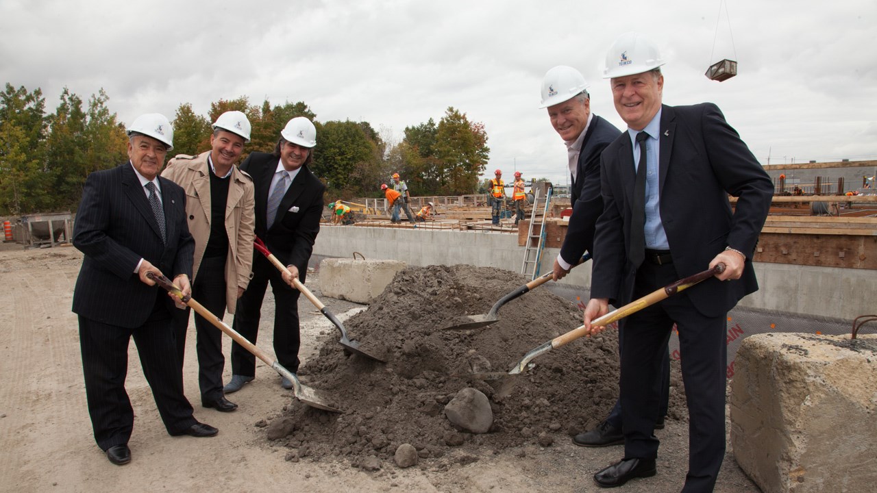Le père du promoteur immobilier, Giussepe Monticciolo, le président de TG Beco, Jack Arduini, le président du Groupe Monsap, Enzo Monticciolo, le vice-président de TG Beco, Tom Socciarelli, et le maire de Laval, Marc Demers, ont procédé à la première pelletée de terre de la phase 2 du projet Marquise.