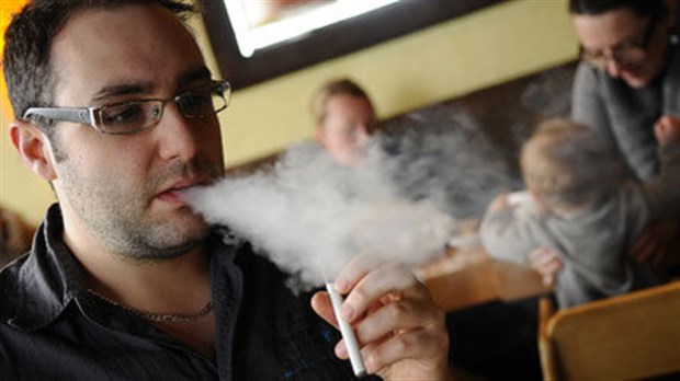 La Ville de Laval va légiférer la cigarette électronique