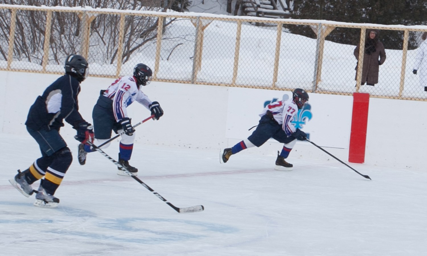 Sur la glace, malgré le temps froid, pour la persévérance scolaire