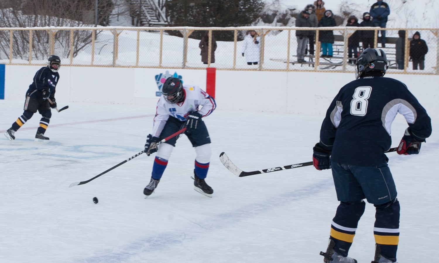 Sur la glace, malgré le temps froid, pour la persévérance scolaire