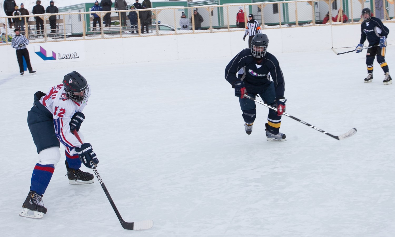 Sur la glace, malgré le temps froid, pour la persévérance scolaire