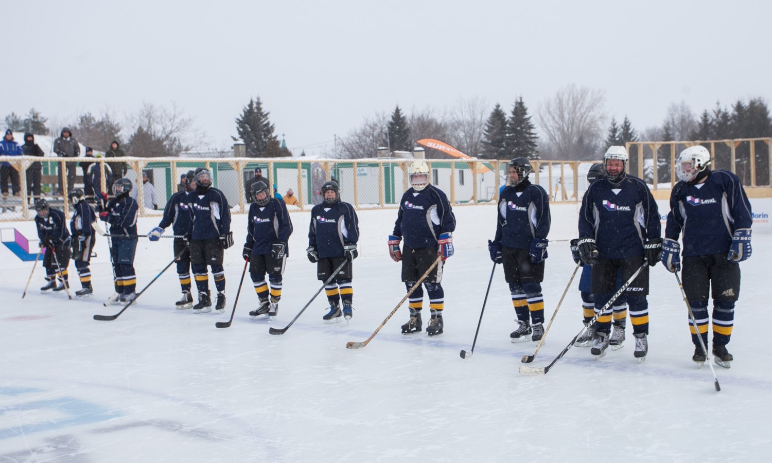 Sur la glace, malgré le temps froid, pour la persévérance scolaire