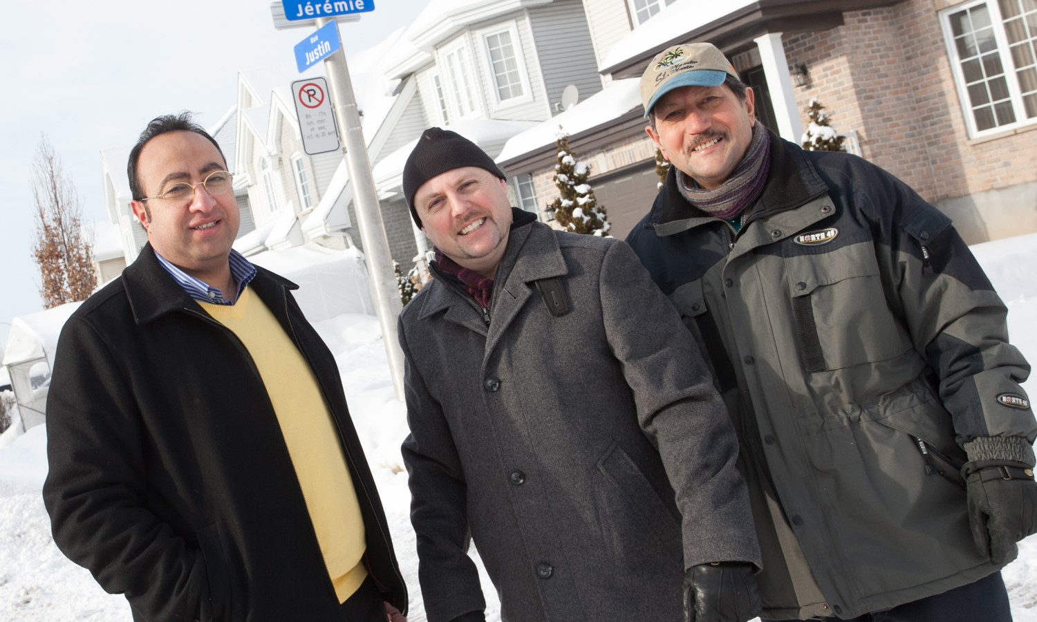 Les citoyens Tamer Gayed et Nat Palumbo, qui entourent le conseiller Alain Lecompte, réclament une bonification des mesures de sécurité à l'angle Justin et Jérémie