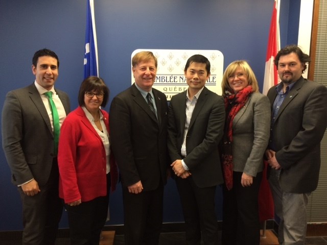 
Mme Francine Charbonneau, ministre de la famille et M. Marc Demers, maire Ville de Laval, accompagnés de Bonnet Huor, président de la Fondation Droit au Talent, Frédéric Cardin, vice président de la Fondation Droit au Talent, Louise Lortie présidente de la Commission scolaire de Laval et Émile Khayat, TD Canada Trust.